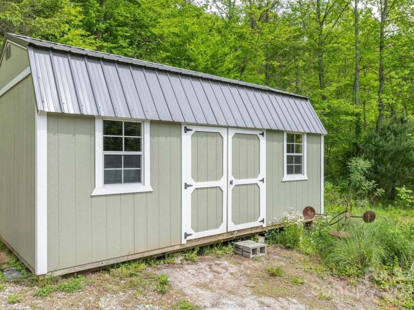 6470 Stone Mountain Road, Lenoir, NC 28645.  MLS# CAR4259861, YatesRealty ID 15259. 