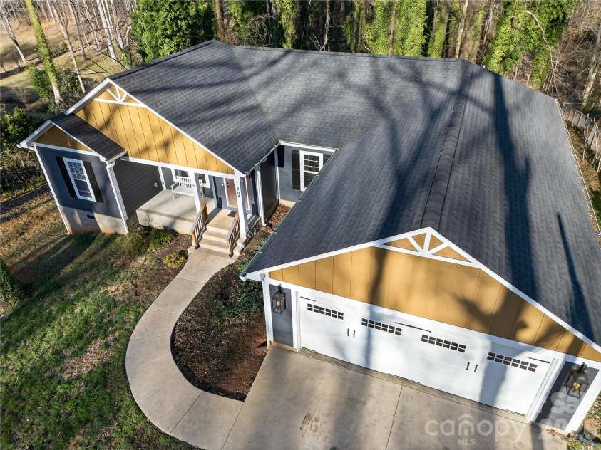 364 Oakwood Drive, Statesville, NC 28677.  MLS# CAR4340183, YatesRealty ID 15260. 
