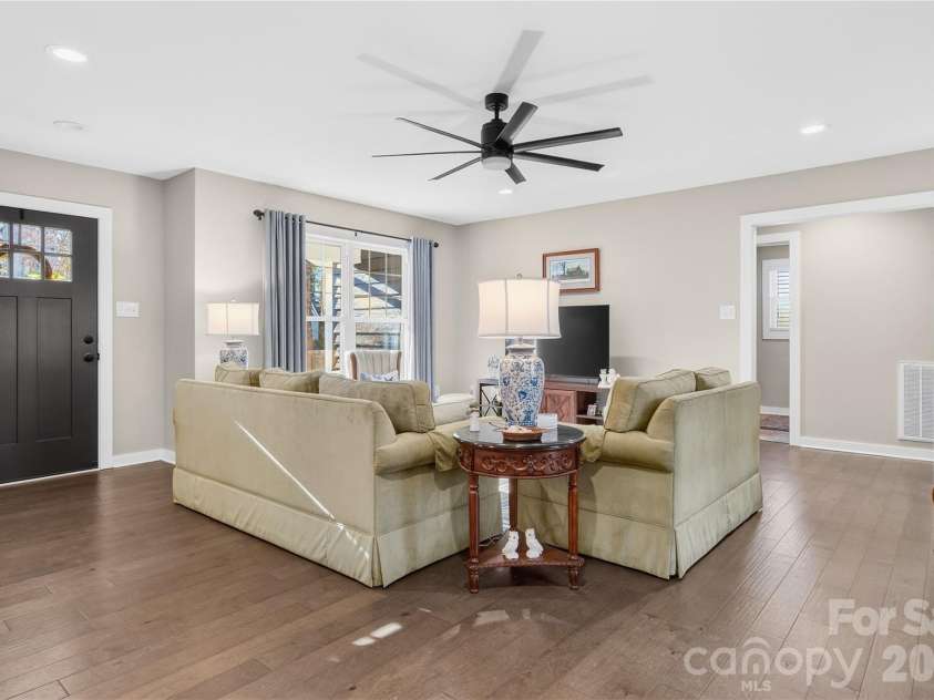 364 Oakwood Drive, Statesville, NC 28677.  MLS# CAR4340183, YatesRealty ID 15260. 