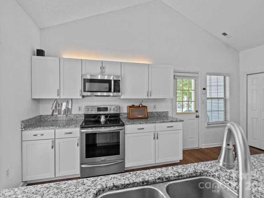 3801 Rosedown Drive, Matthews, NC 28105.  MLS# CAR4261313, YatesRealty ID 15260. 