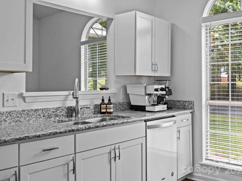 3801 Rosedown Drive, Matthews, NC 28105.  MLS# CAR4261313, YatesRealty ID 15260. 