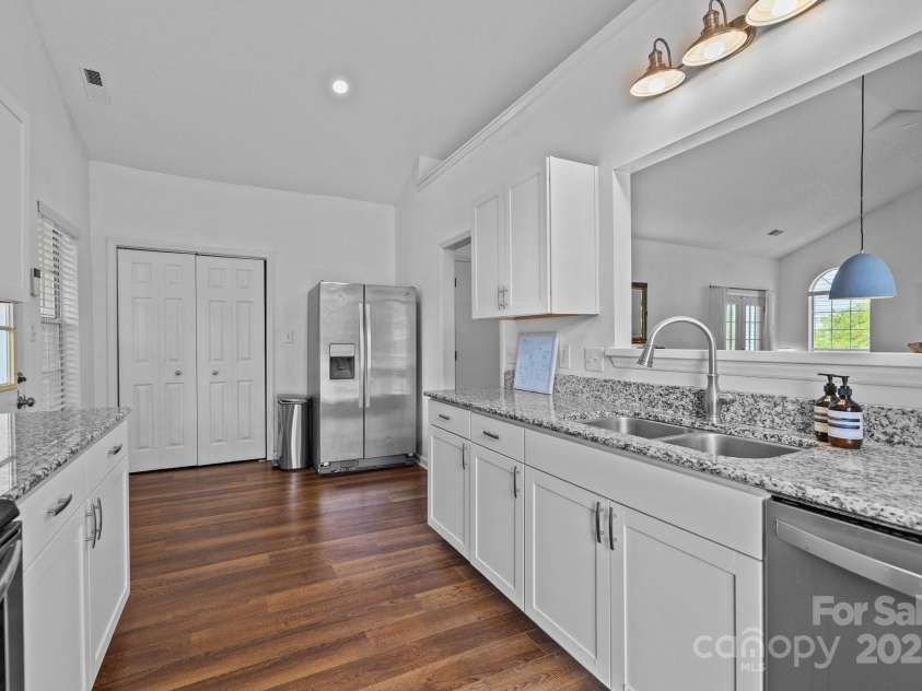 3801 Rosedown Drive, Matthews, NC 28105.  MLS# CAR4261313, YatesRealty ID 15260. 