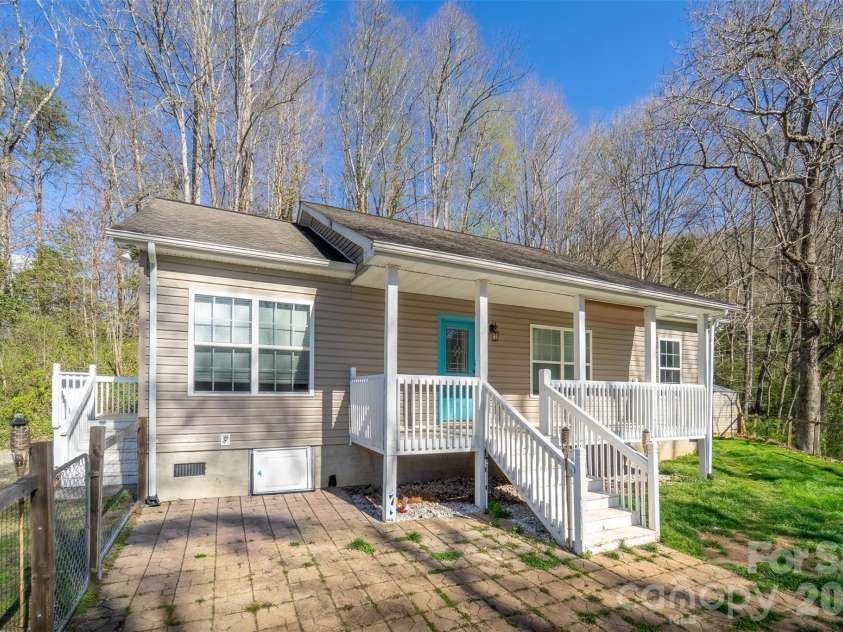 138 Elm Street, Sylva, NC 28779.  MLS# CAR4362616, YatesRealty ID 15261. 