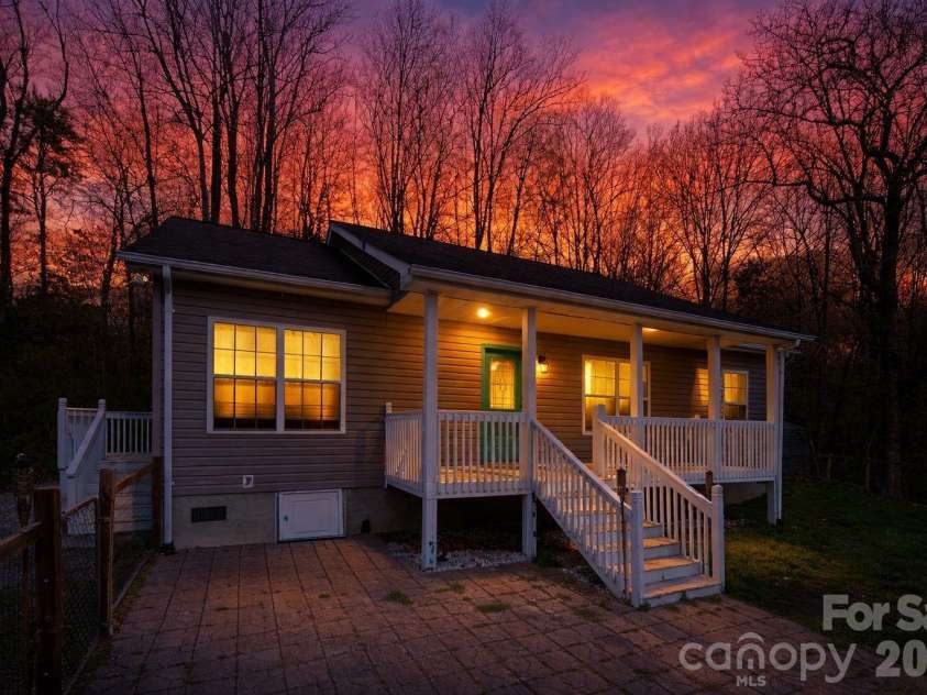 138 Elm Street, Sylva, NC 28779.  MLS# CAR4362616, YatesRealty ID 15261. 