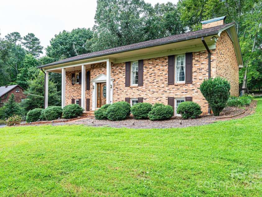 5495 Valley Run Street, Hickory, NC 28601.  MLS# CAR4257311, YatesRealty ID 15263. 