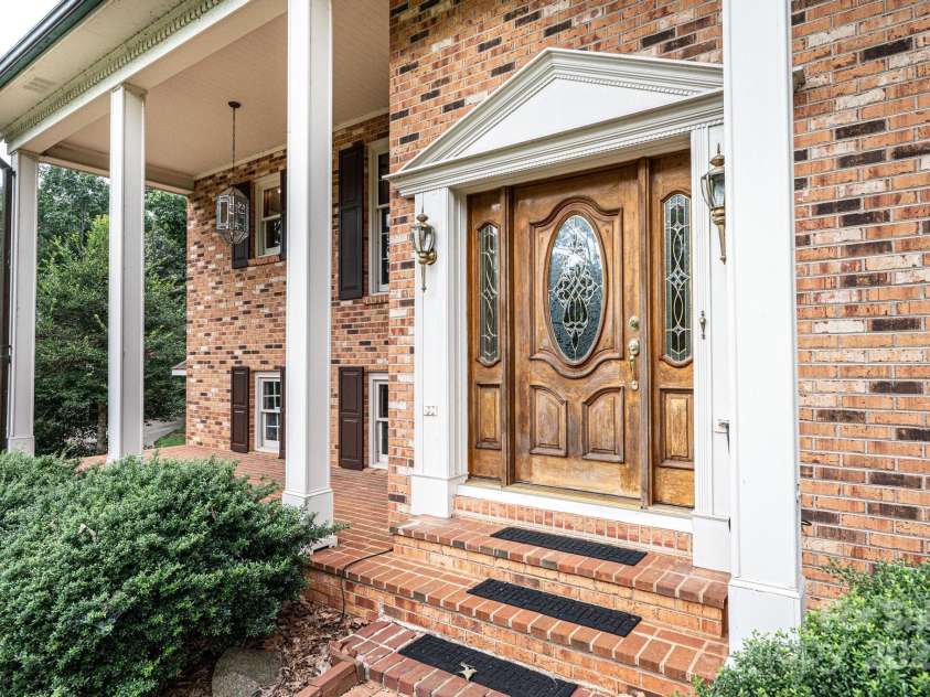 5495 Valley Run Street, Hickory, NC 28601.  MLS# CAR4257311, YatesRealty ID 15263. 