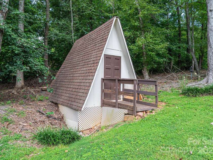 5495 Valley Run Street, Hickory, NC 28601.  MLS# CAR4257311, YatesRealty ID 15263. 