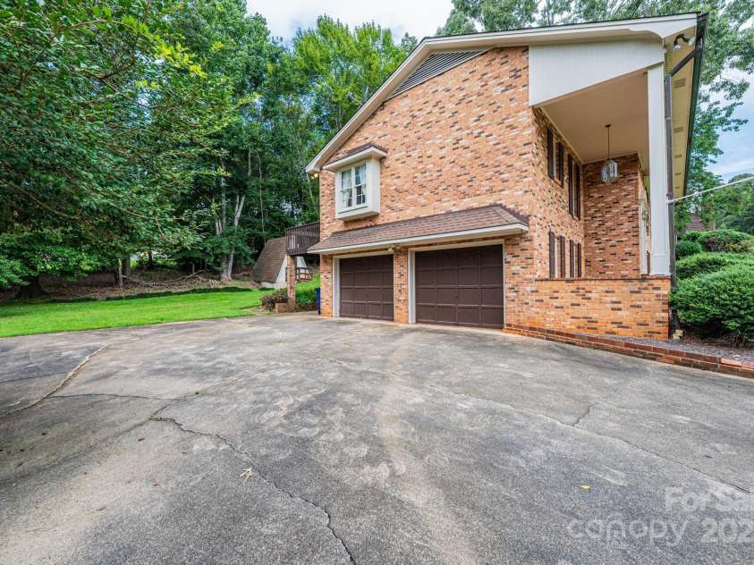 5495 Valley Run Street, Hickory, NC 28601.  MLS# CAR4257311, YatesRealty ID 15263. 