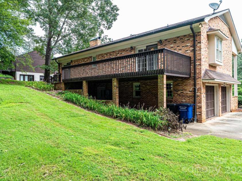 5495 Valley Run Street, Hickory, NC 28601.  MLS# CAR4257311, YatesRealty ID 15263. 