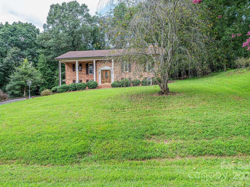 5495 Valley Run Street, Hickory, NC 28601.  MLS# CAR4257311, YatesRealty ID 15263. 