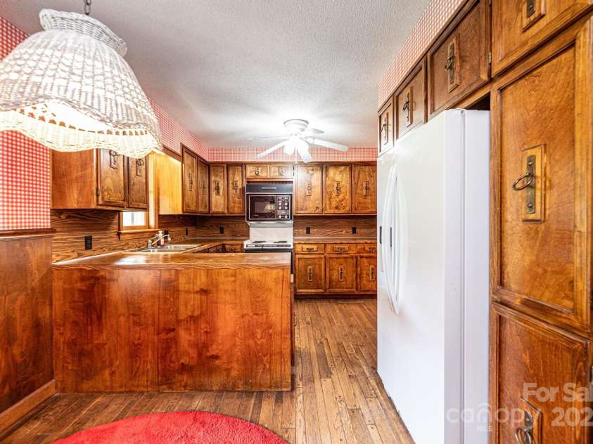 5495 Valley Run Street, Hickory, NC 28601.  MLS# CAR4257311, YatesRealty ID 15263. 