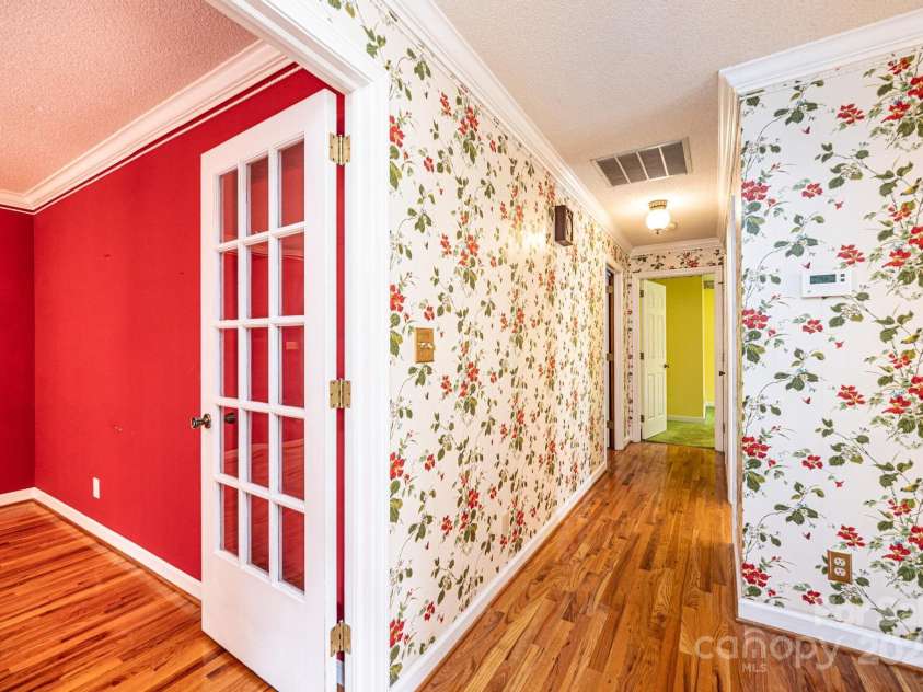 5495 Valley Run Street, Hickory, NC 28601.  MLS# CAR4257311, YatesRealty ID 15263. 