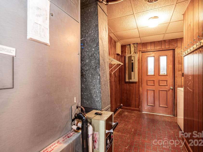 5495 Valley Run Street, Hickory, NC 28601.  MLS# CAR4257311, YatesRealty ID 15263. 