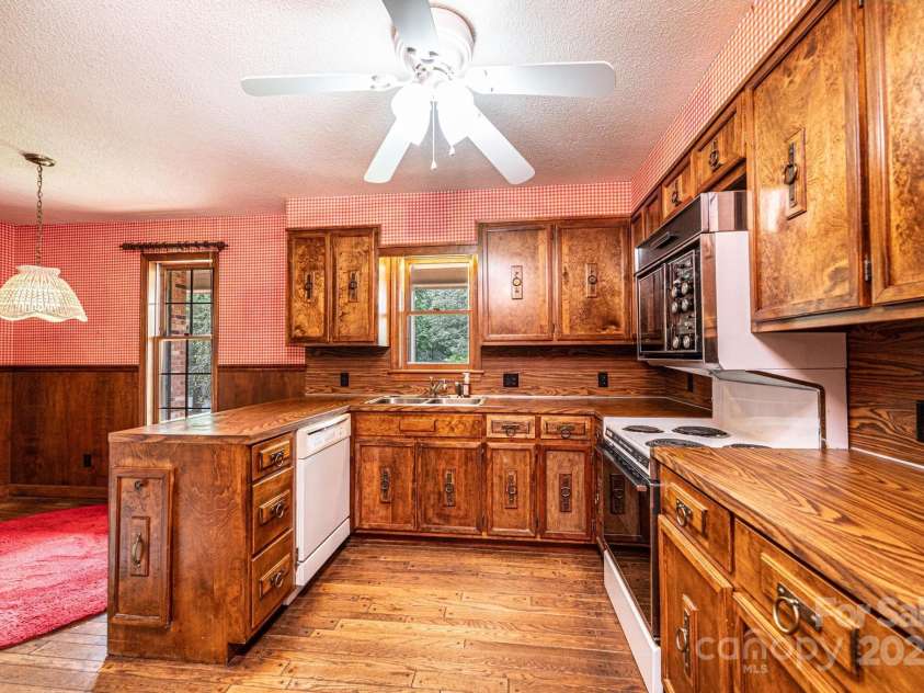 5495 Valley Run Street, Hickory, NC 28601.  MLS# CAR4257311, YatesRealty ID 15263. 