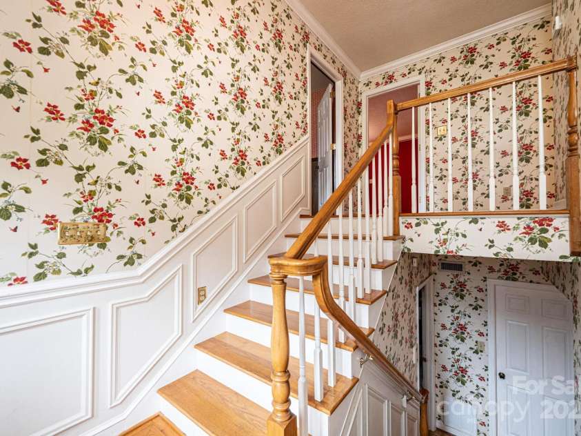 5495 Valley Run Street, Hickory, NC 28601.  MLS# CAR4257311, YatesRealty ID 15263. Foyer