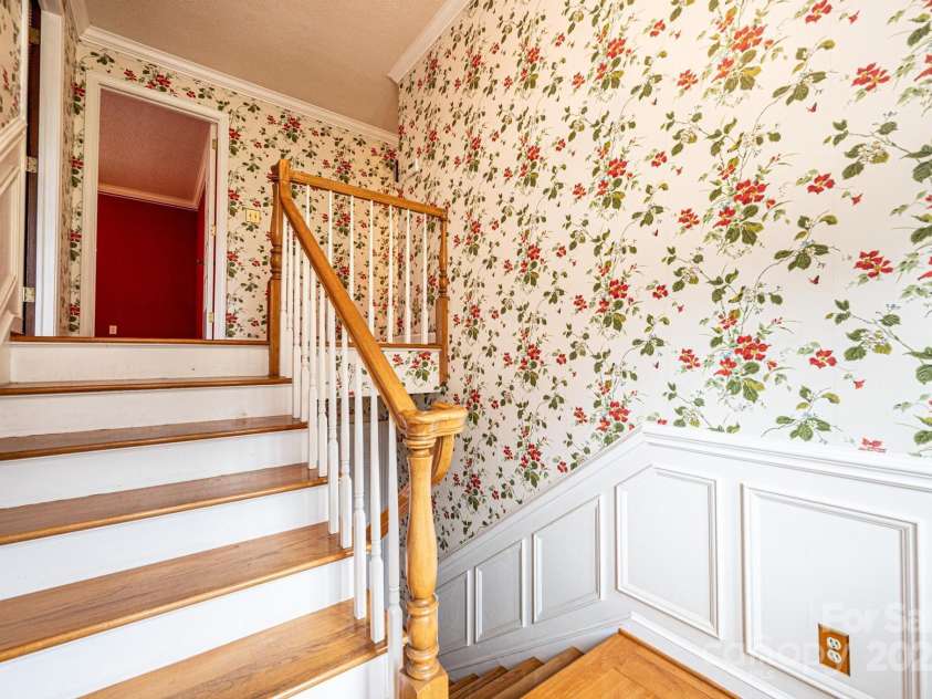 5495 Valley Run Street, Hickory, NC 28601.  MLS# CAR4257311, YatesRealty ID 15263. Foyer