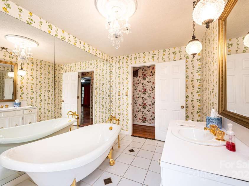 5495 Valley Run Street, Hickory, NC 28601.  MLS# CAR4257311, YatesRealty ID 15263. Hall Bathroom