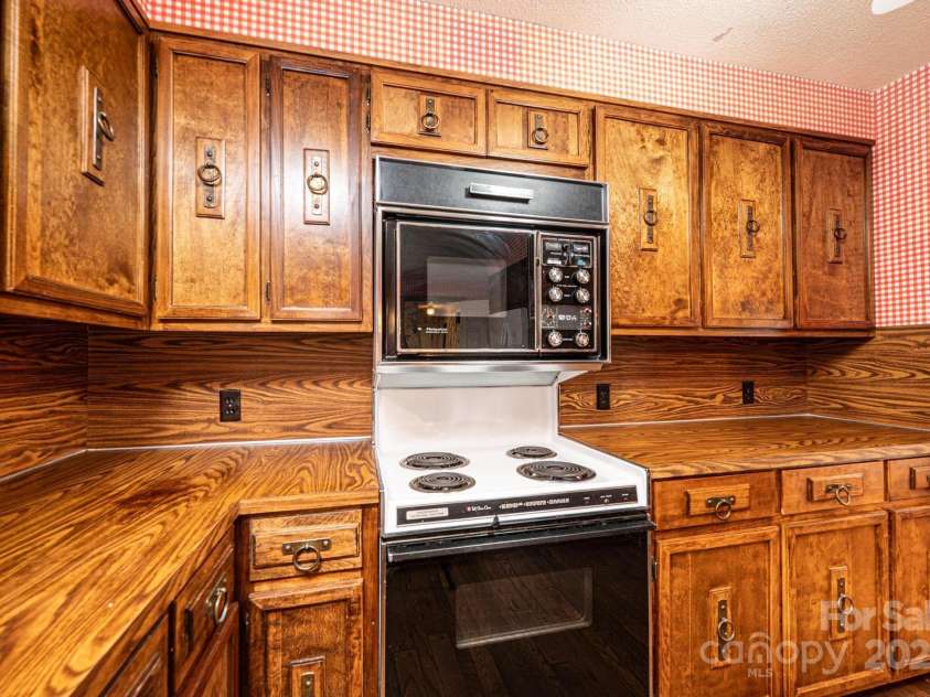 5495 Valley Run Street, Hickory, NC 28601.  MLS# CAR4257311, YatesRealty ID 15263. Kitchen