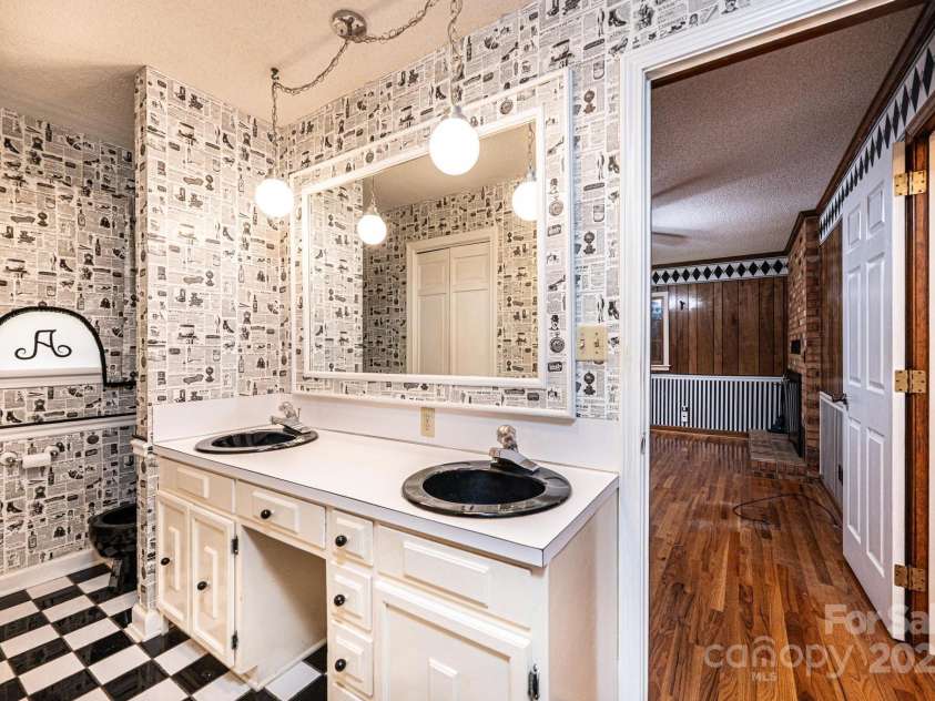 5495 Valley Run Street, Hickory, NC 28601.  MLS# CAR4257311, YatesRealty ID 15263. Primary Bath