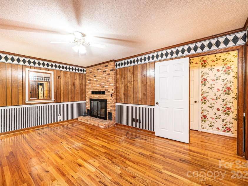 5495 Valley Run Street, Hickory, NC 28601.  MLS# CAR4257311, YatesRealty ID 15263. Primary Bedroom