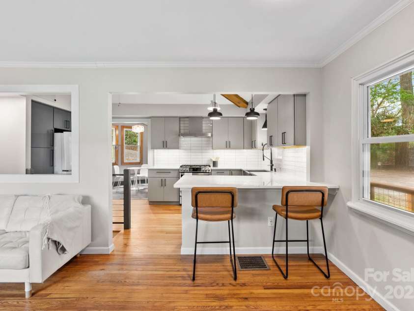 39 Hibriten Drive, Asheville, NC 28801.  MLS# CAR4251092, YatesRealty ID 15266. Breakfast Bar
