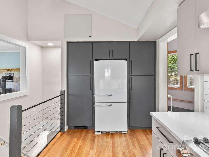 39 Hibriten Drive, Asheville, NC 28801.  MLS# CAR4251092, YatesRealty ID 15266. Cabinet Surround