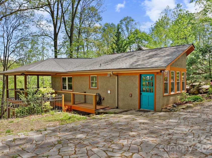 39 Hibriten Drive, Asheville, NC 28801.  MLS# CAR4251092, YatesRealty ID 15266. Driveway Parking