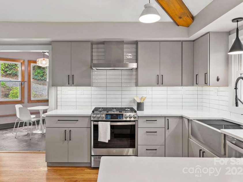 39 Hibriten Drive, Asheville, NC 28801.  MLS# CAR4251092, YatesRealty ID 15266. Gas Range