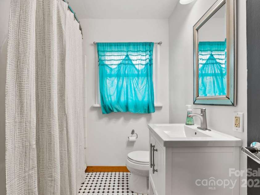 39 Hibriten Drive, Asheville, NC 28801.  MLS# CAR4251092, YatesRealty ID 15266. Main Level Bathroom