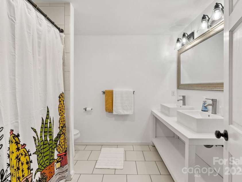 39 Hibriten Drive, Asheville, NC 28801.  MLS# CAR4251092, YatesRealty ID 15266. Primary Bath has Dual Sinks