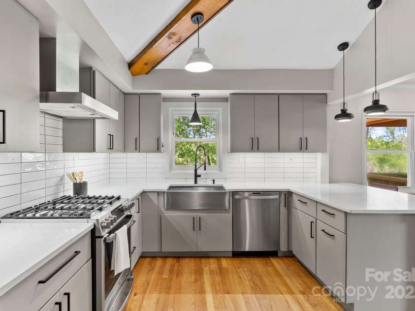 39 Hibriten Drive, Asheville, NC 28801.  MLS# CAR4251092, YatesRealty ID 15266. Quartz Countertops