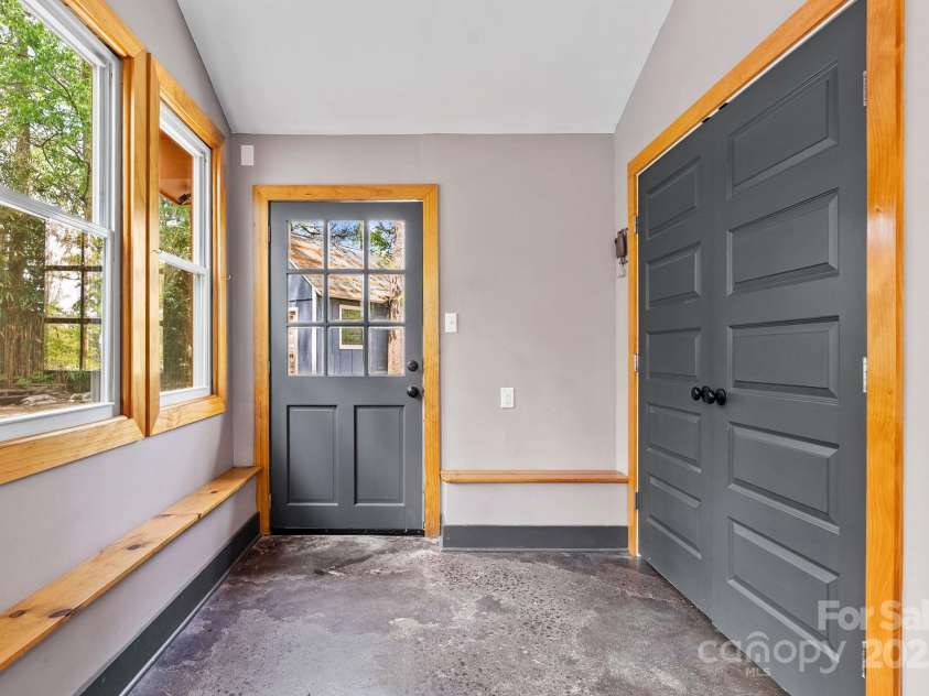 39 Hibriten Drive, Asheville, NC 28801.  MLS# CAR4251092, YatesRealty ID 15266. Side Door Entry