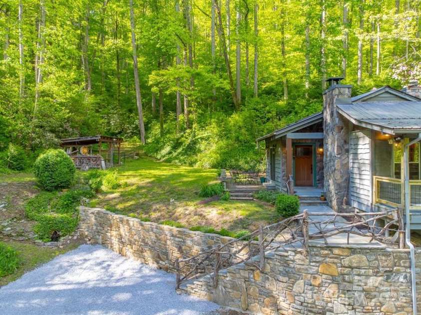 87 Old Cabin Cove, Sylva, NC 28779.  MLS# CAR4255351, YatesRealty ID 15267. 
