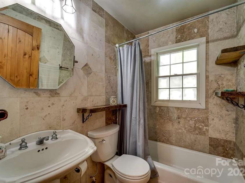 87 Old Cabin Cove, Sylva, NC 28779.  MLS# CAR4255351, YatesRealty ID 15267. 