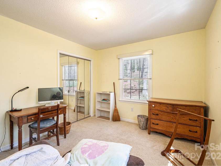 5451 Gunpowder Drive, Hickory, NC 28601.  MLS# CAR4242835, YatesRealty ID 15268. 