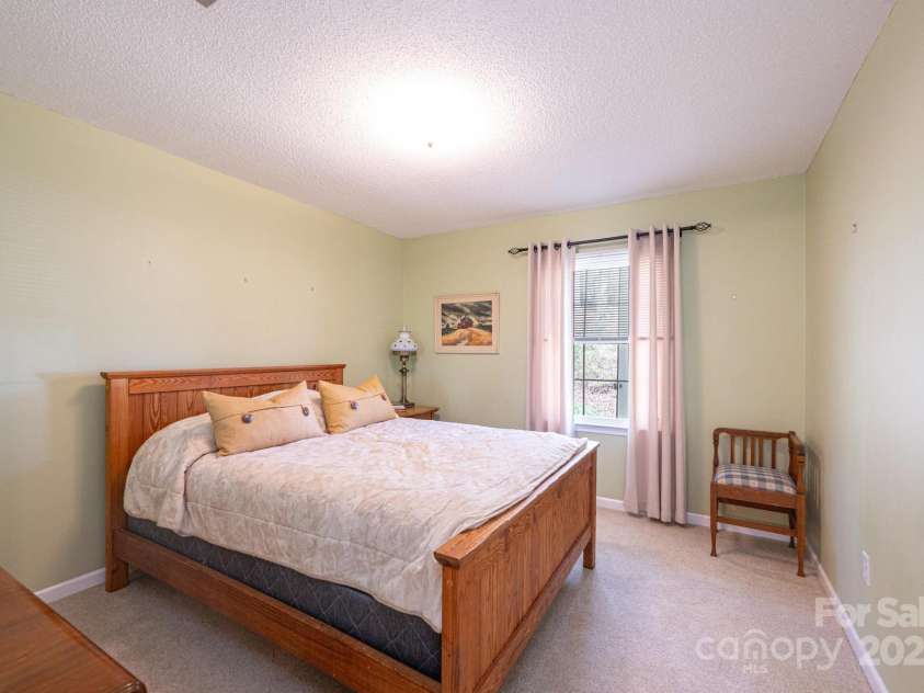 5451 Gunpowder Drive, Hickory, NC 28601.  MLS# CAR4242835, YatesRealty ID 15268. 