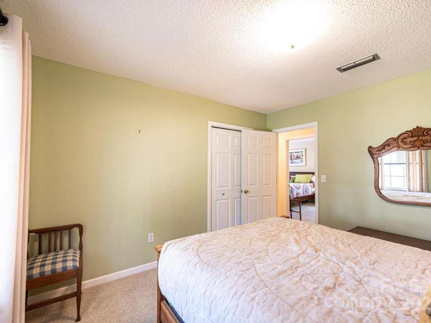 5451 Gunpowder Drive, Hickory, NC 28601.  MLS# CAR4242835, YatesRealty ID 15268. 