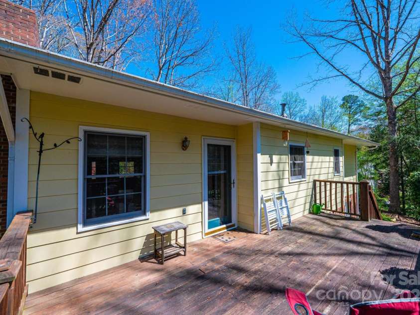 5451 Gunpowder Drive, Hickory, NC 28601.  MLS# CAR4242835, YatesRealty ID 15268. 