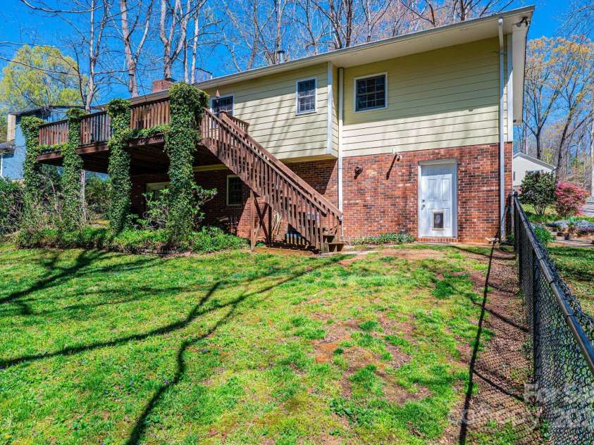 5451 Gunpowder Drive, Hickory, NC 28601.  MLS# CAR4242835, YatesRealty ID 15268. 