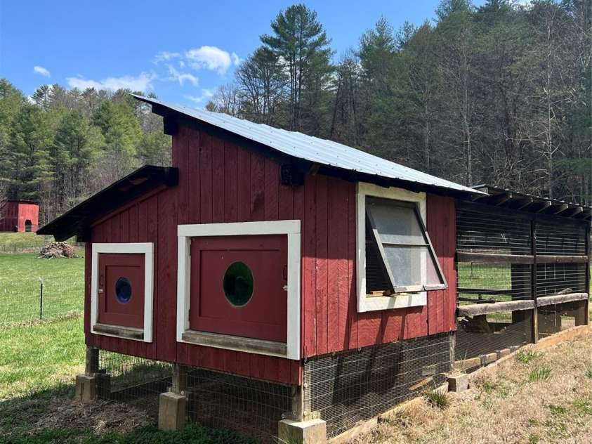 101 Garrison Road, Mars Hill, NC 28754.  MLS# CAR4252638, YatesRealty ID 15269. Chicken coop