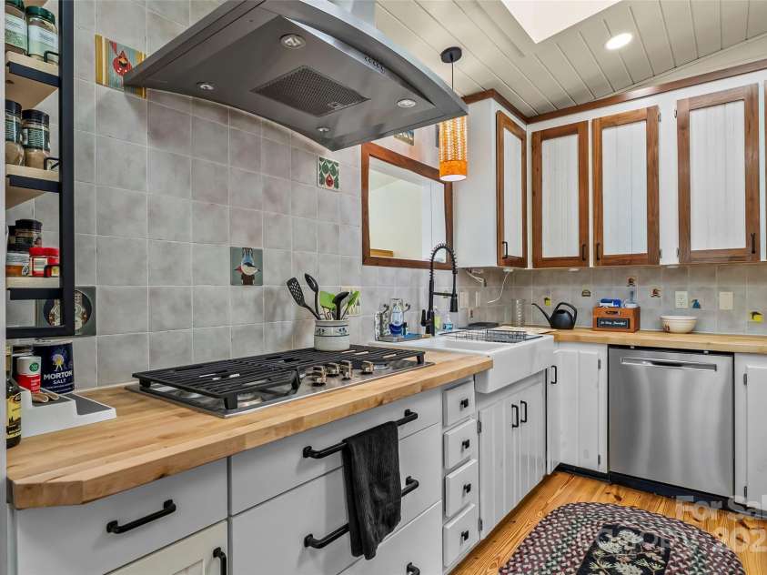 101 Garrison Road, Mars Hill, NC 28754.  MLS# CAR4252638, YatesRealty ID 15269. Kitchen