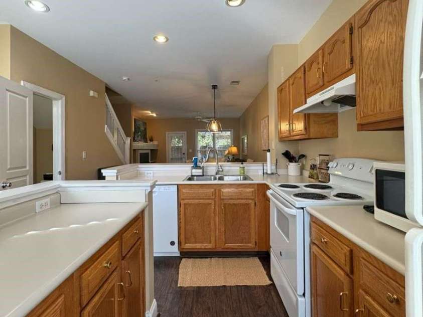 1049 Park West Drive, Charlotte, NC 28209.  MLS# CAR4252787, YatesRealty ID 15271. 