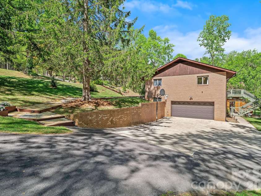 52 Mark Twain Road, Asheville, NC 28805.  MLS# CAR4372680, YatesRealty ID 15273. 