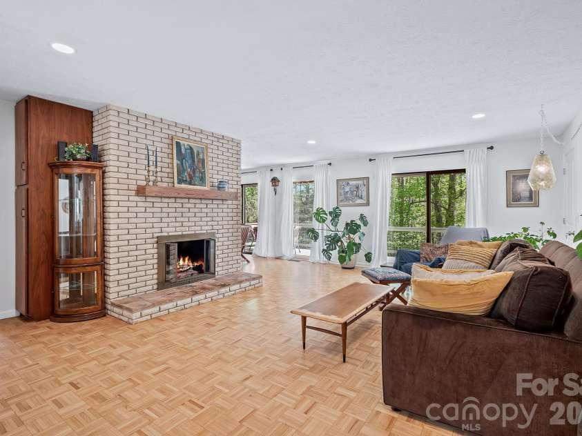 52 Mark Twain Road, Asheville, NC 28805.  MLS# CAR4372680, YatesRealty ID 15273. 