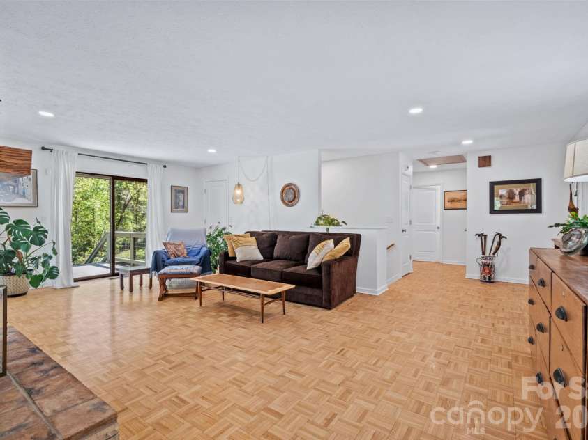 52 Mark Twain Road, Asheville, NC 28805.  MLS# CAR4372680, YatesRealty ID 15273. 