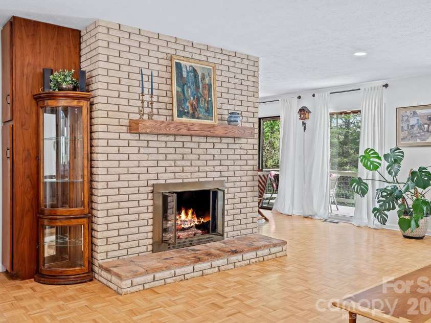 52 Mark Twain Road, Asheville, NC 28805.  MLS# CAR4372680, YatesRealty ID 15273. 