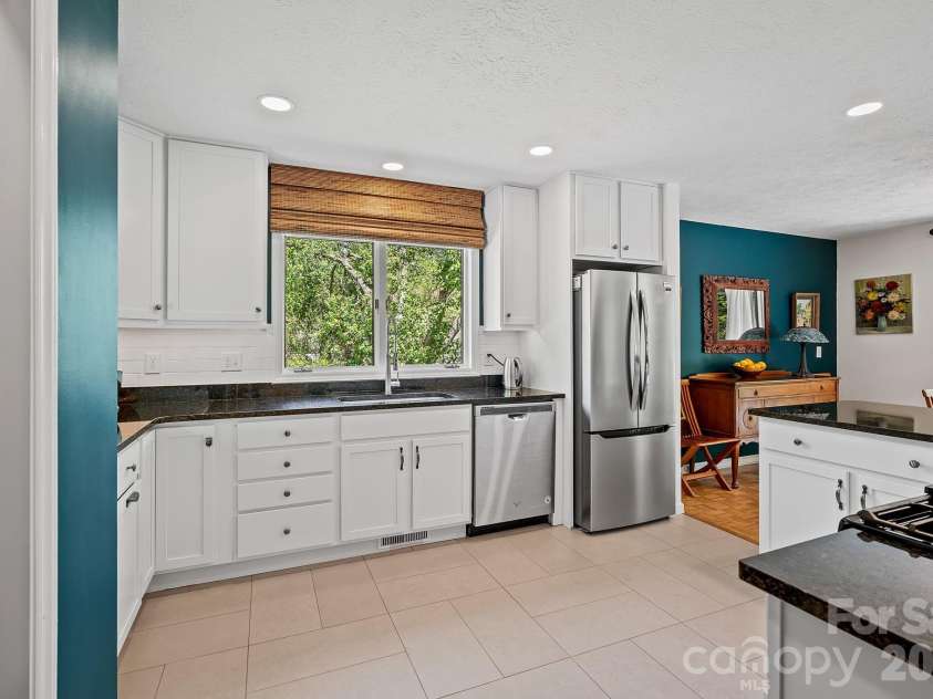 52 Mark Twain Road, Asheville, NC 28805.  MLS# CAR4372680, YatesRealty ID 15273. 