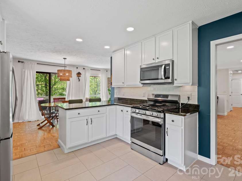 52 Mark Twain Road, Asheville, NC 28805.  MLS# CAR4372680, YatesRealty ID 15273. 