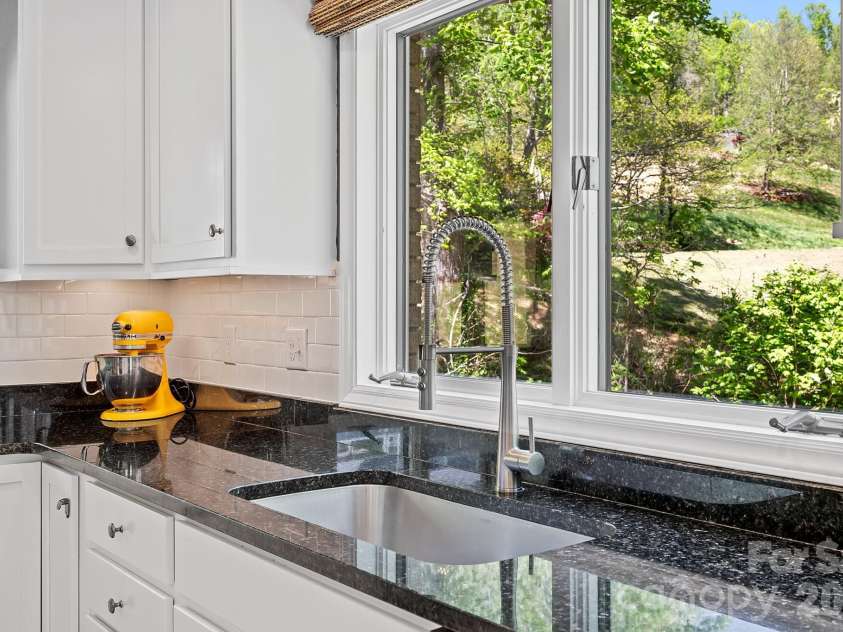 52 Mark Twain Road, Asheville, NC 28805.  MLS# CAR4372680, YatesRealty ID 15273. 