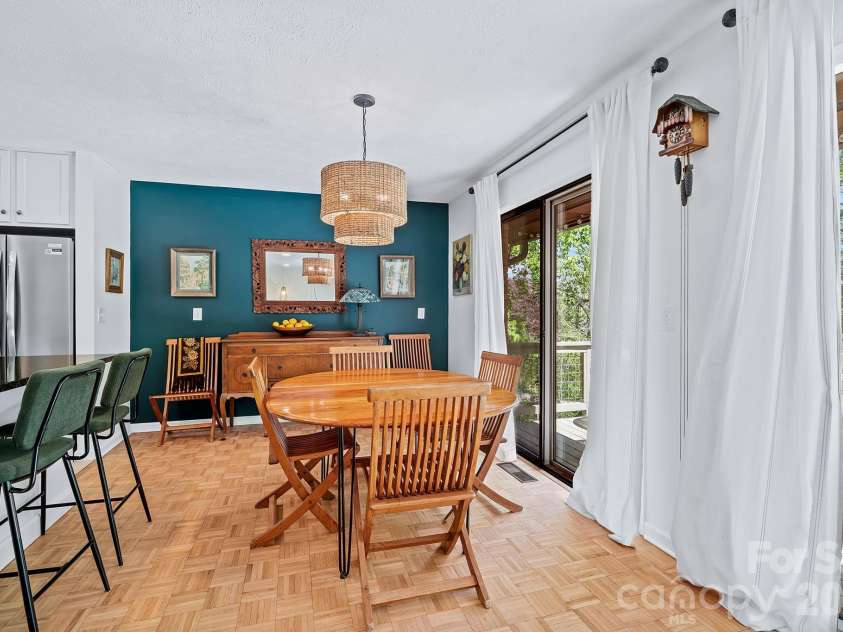 52 Mark Twain Road, Asheville, NC 28805.  MLS# CAR4372680, YatesRealty ID 15273. 